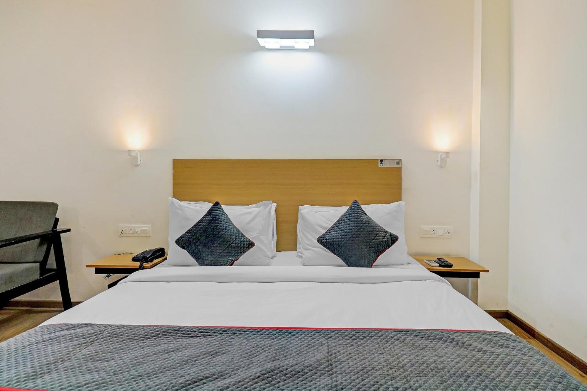 Hotel Townhouse Sector 30 Near Botanic Garden Of Indian Republic à Noida Extérieur photo