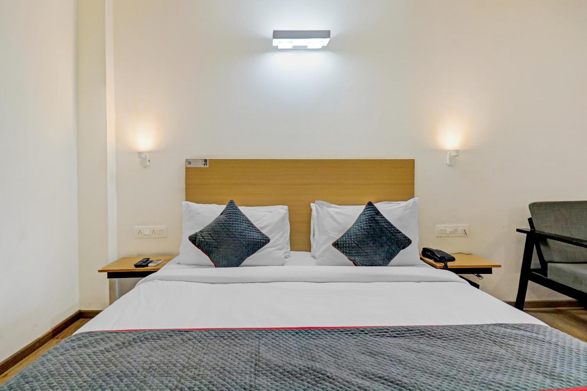 Hotel Townhouse Sector 30 Near Botanic Garden Of Indian Republic à Noida Extérieur photo