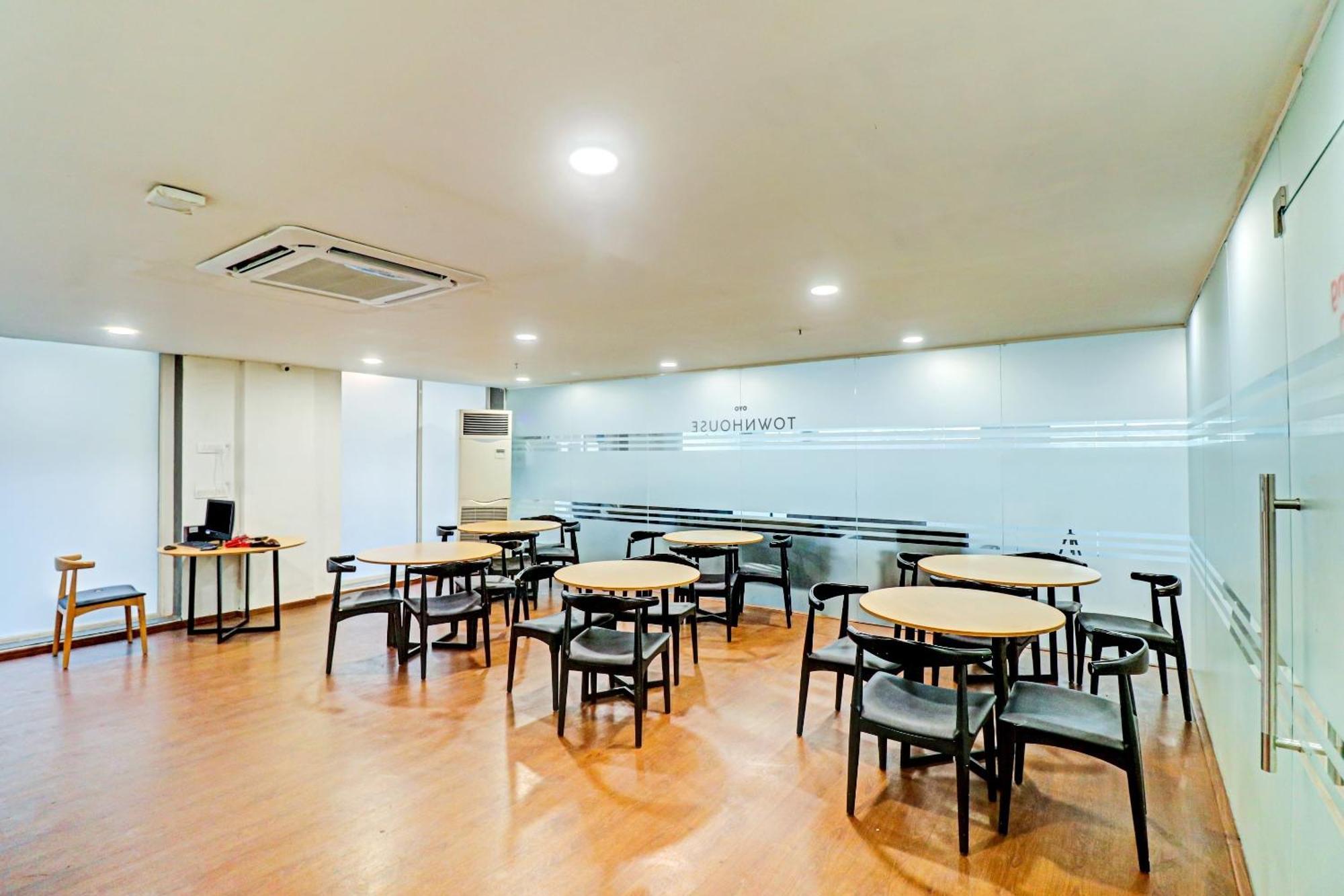 Hotel Townhouse Sector 30 Near Botanic Garden Of Indian Republic à Noida Extérieur photo