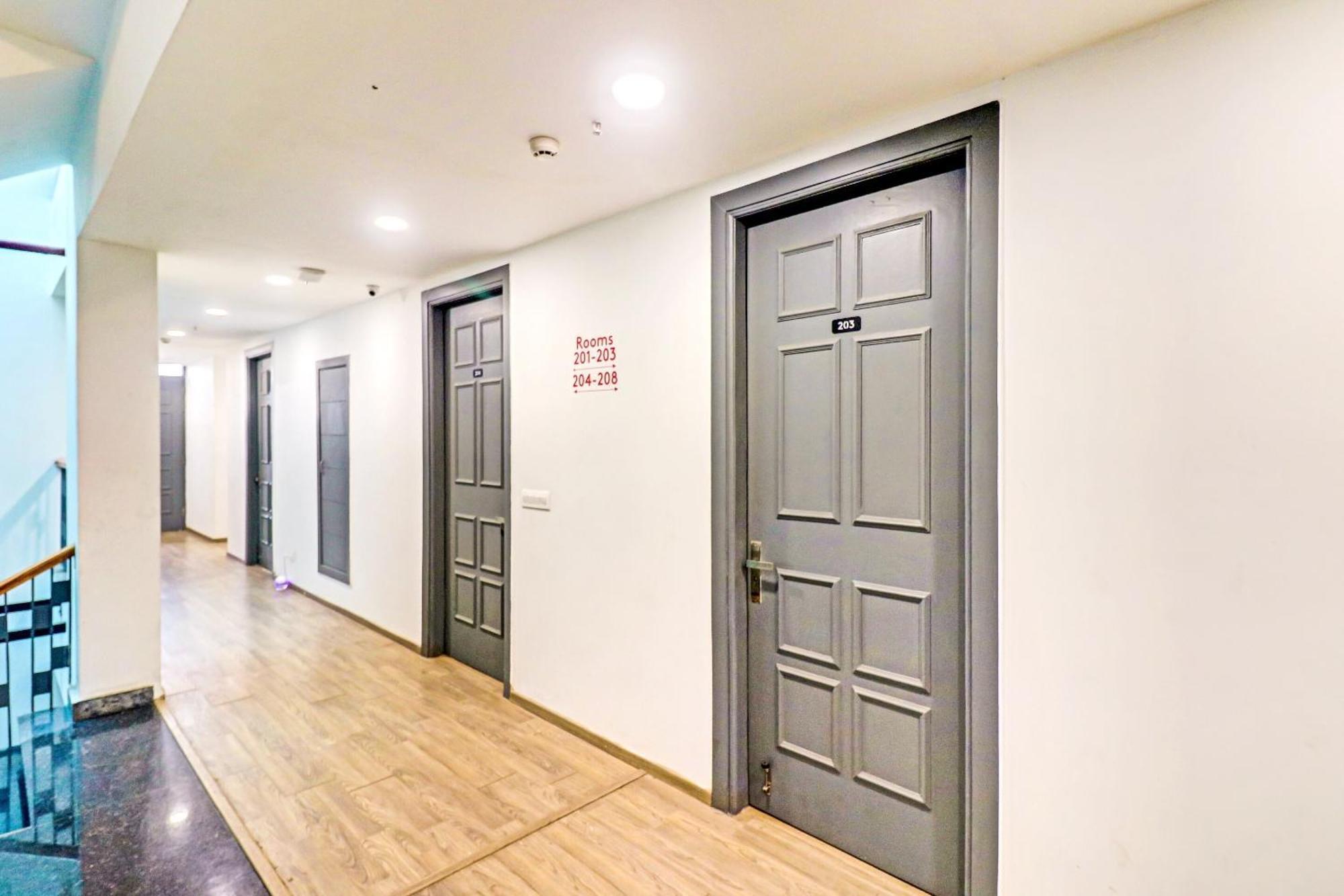 Hotel Townhouse Sector 30 Near Botanic Garden Of Indian Republic à Noida Extérieur photo